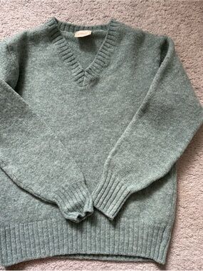 Canda de luxe 100% Shetland wool made in Scotland Women's V-Neck Sweater